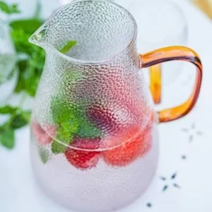 Dzbanek szklany z uchem bursztyn 2l