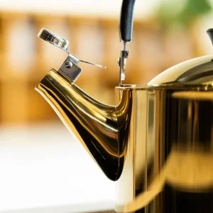 Czajnik stalowy złoty polerowany 1,5l Vialli Design - Diamante